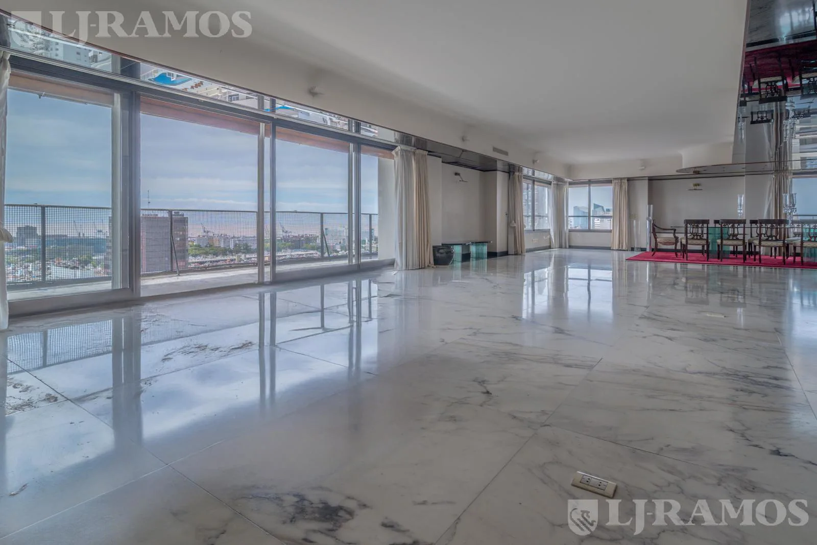 Av. Alvear y Parera. Torres Mario Roberto Álvarez. Piso alto. foto 4