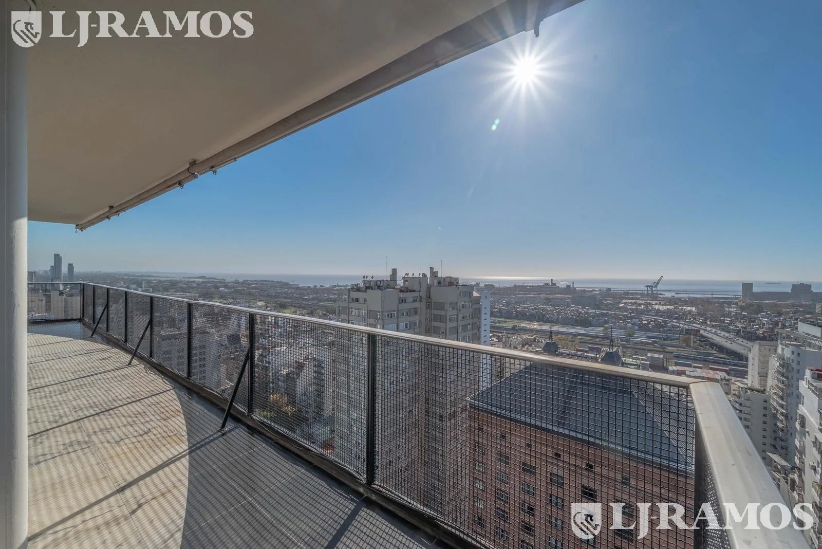 Av. Alvear y Parera. Torres Mario Roberto Álvarez. Piso alto. foto 5