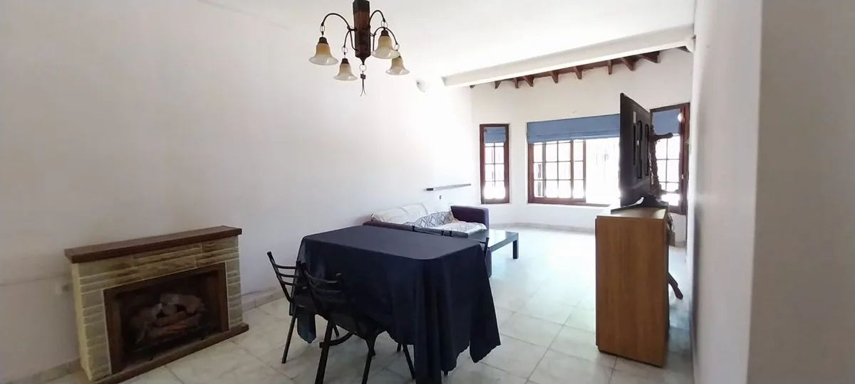 Casa 2 dormitorios en venta Villa Elvira, cochera. foto 3