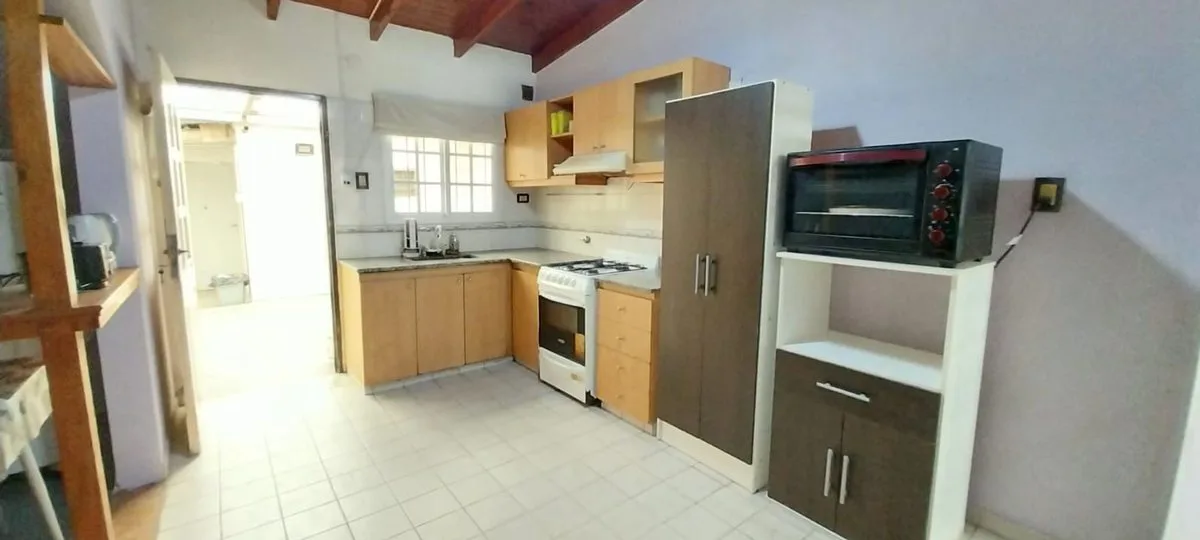 Casa 2 dormitorios en venta Villa Elvira, cochera. foto 4