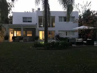 Casa en venta de lujo estilo minimalista en venta en Country Banco Provincia foto 3