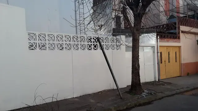 Excelente casa, estilo Mil Casitas, en 2 plantas, con salida a 2 calles. (Ibarrola y Pasaje La Huerta) Impecable estado.