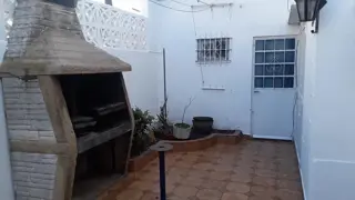 Excelente casa, estilo Mil Casitas, en 2 plantas, con salida a 2 calles. (Ibarrola y Pasaje La Huerta) Impecable estado. foto 5