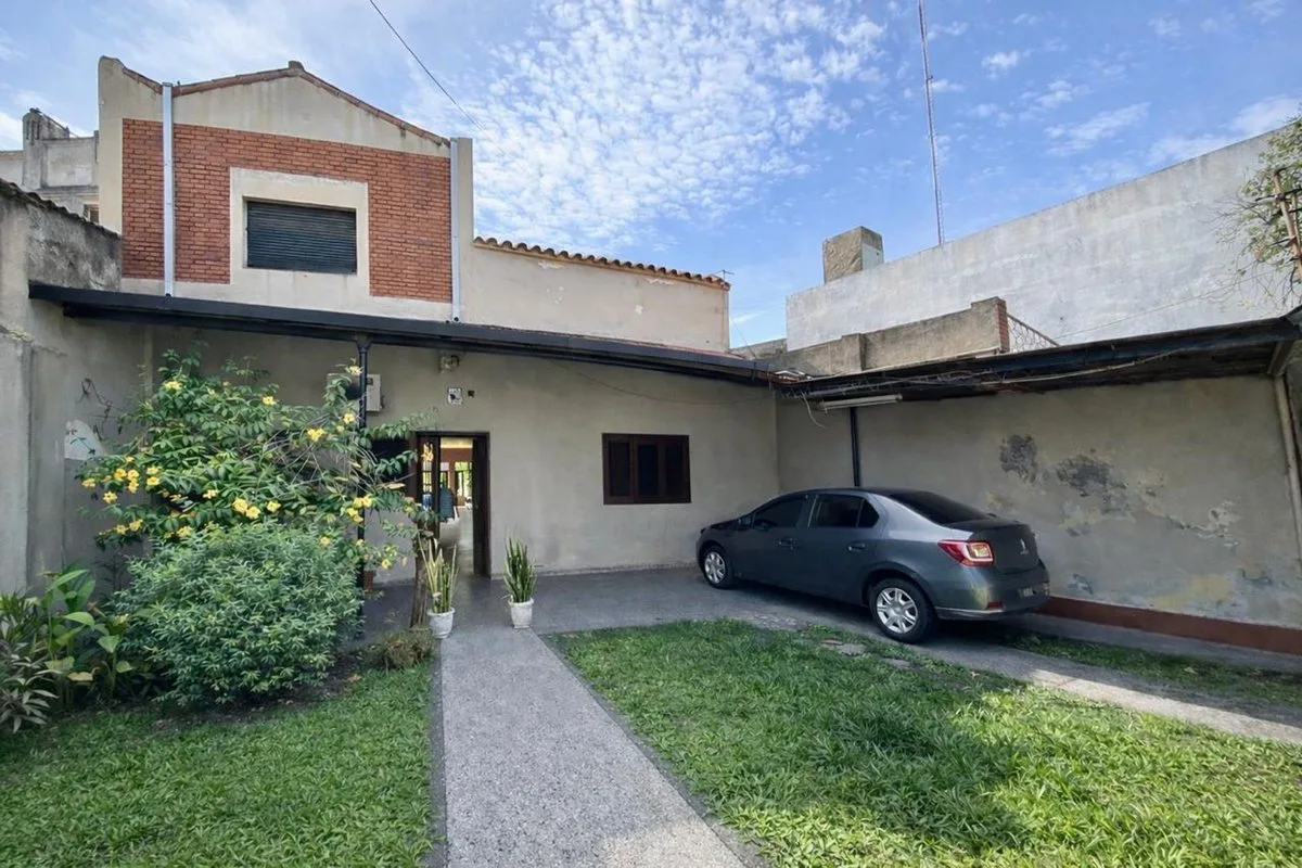 VENTA CASA 4 DORM- 2 BAÑOS- B° EL BOSQUE- SMT foto 3