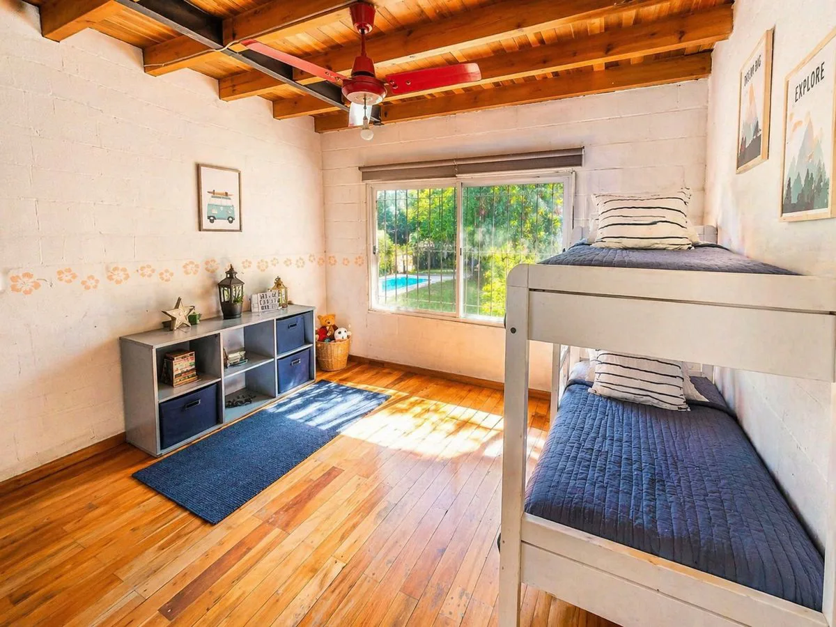 Venta de casa con terreno de 1100m2 en Del Viso foto 2