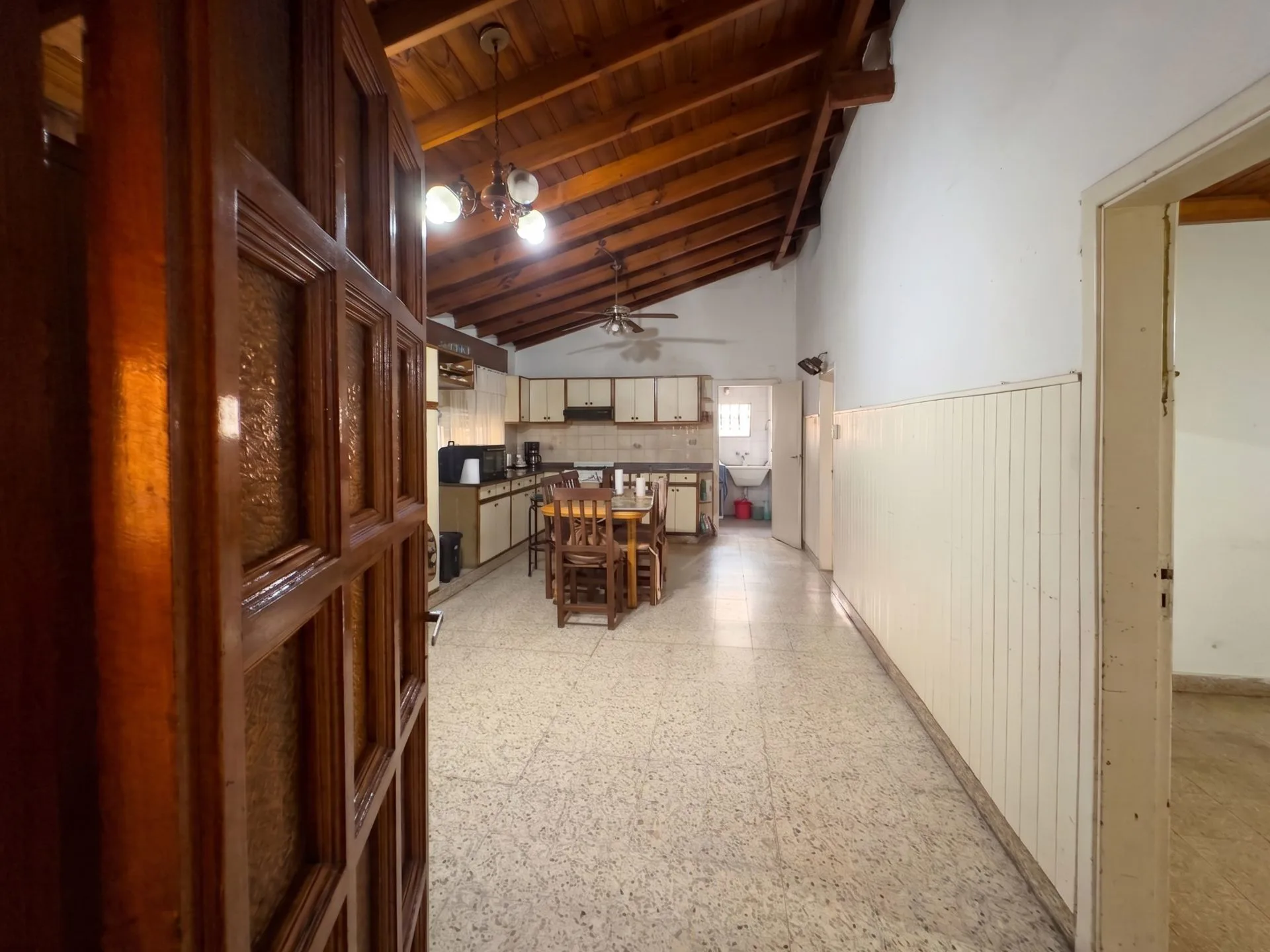 CASA 4 AMBIENTES COCHERA Y PATIO - ACEPTA PERMUTA foto 3