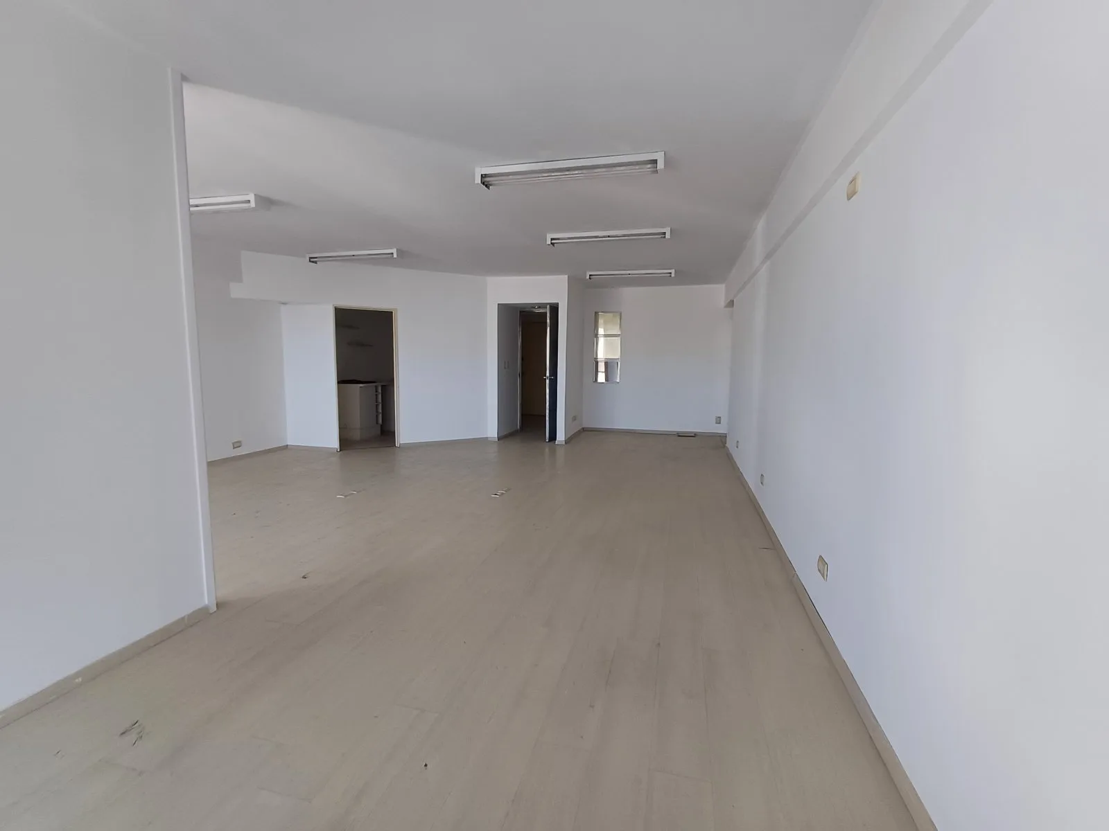 Alquiler Moderna Oficina con excelente ilumunación, cocina y baño privado, Monserrat. foto 3