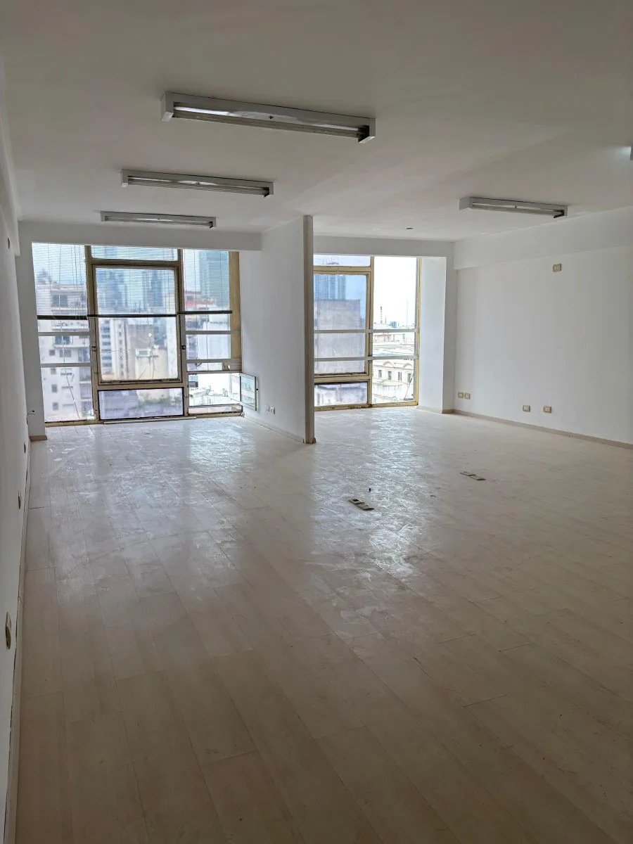 Alquiler Moderna Oficina con excelente ilumunación, cocina y baño privado, Monserrat. foto 4