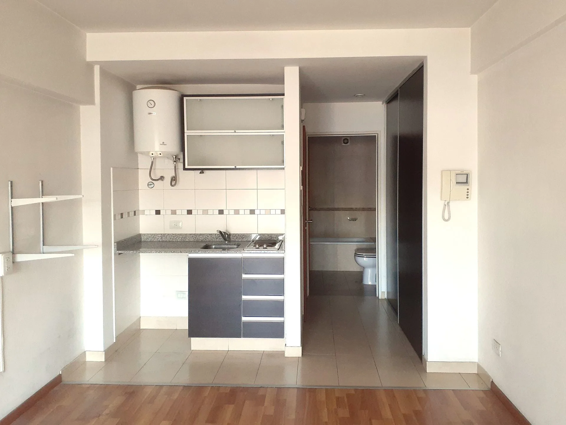 VENTA MONOAMBIENTE BALCÓN COCHERAS  BUENA RENTA!! foto 4