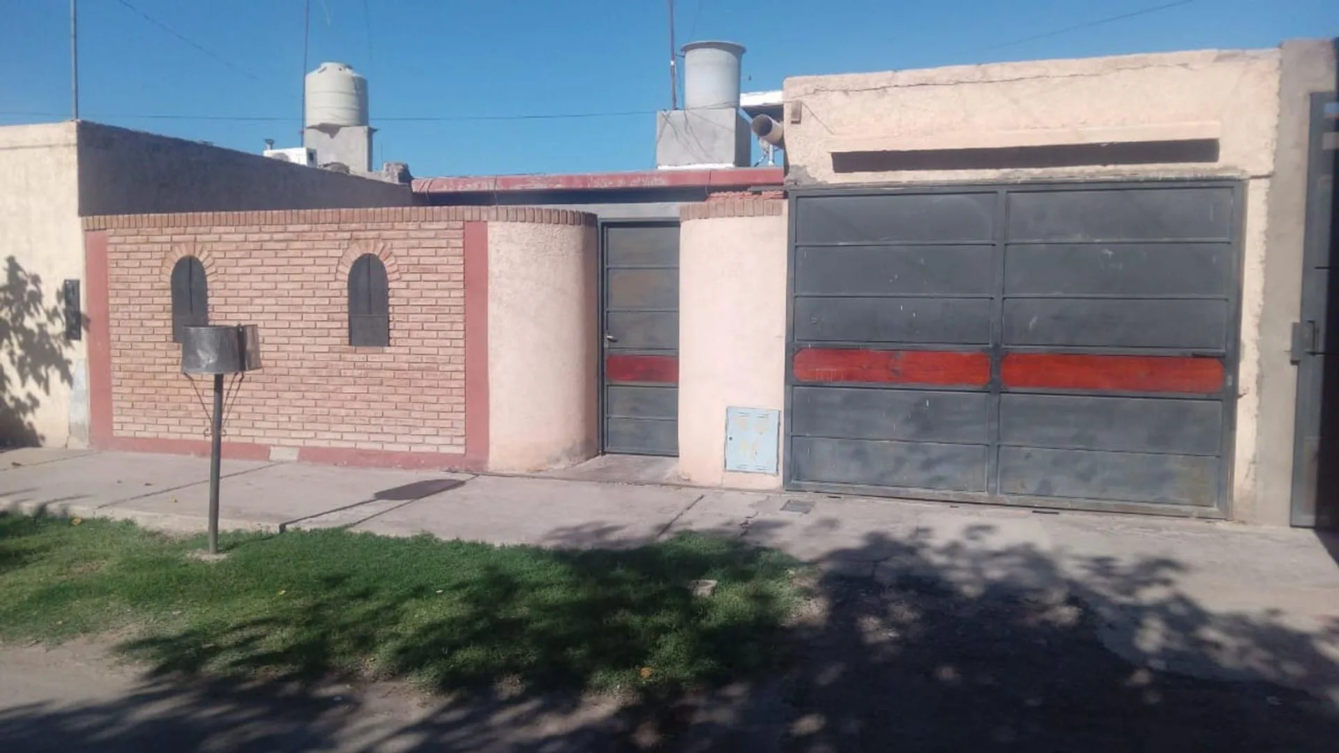 Casa 3 dormitorios con cochera y parrillero