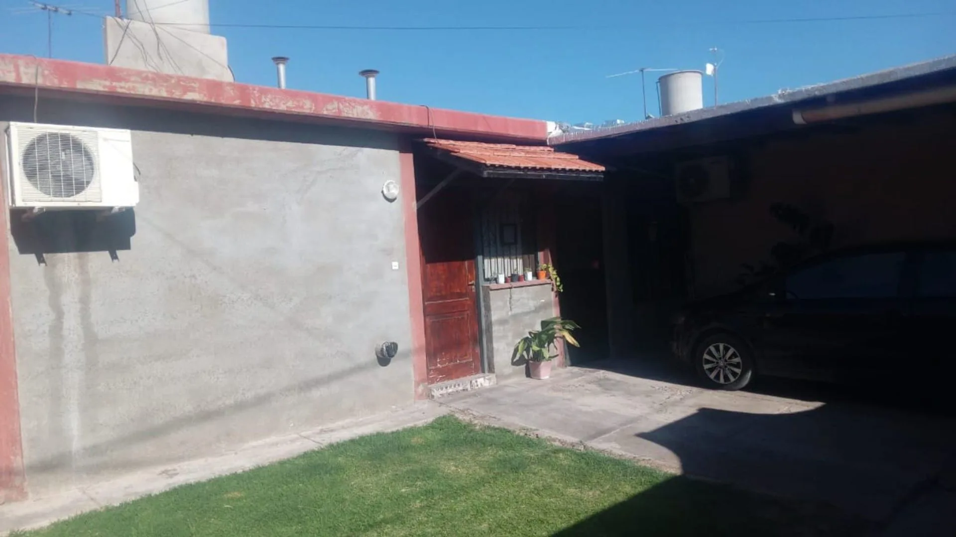 Casa 3 dormitorios con cochera y parrillero foto 2