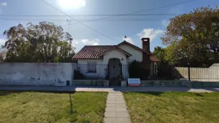 VENDO CASA CON TERRENO Y GALPON EN QUEQUEN foto 1