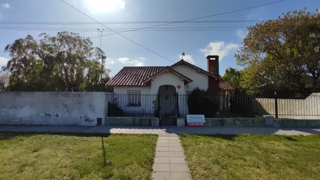 VENDO CASA CON TERRENO Y GALPON EN QUEQUEN