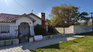 VENDO CASA CON TERRENO Y GALPON EN QUEQUEN foto 2