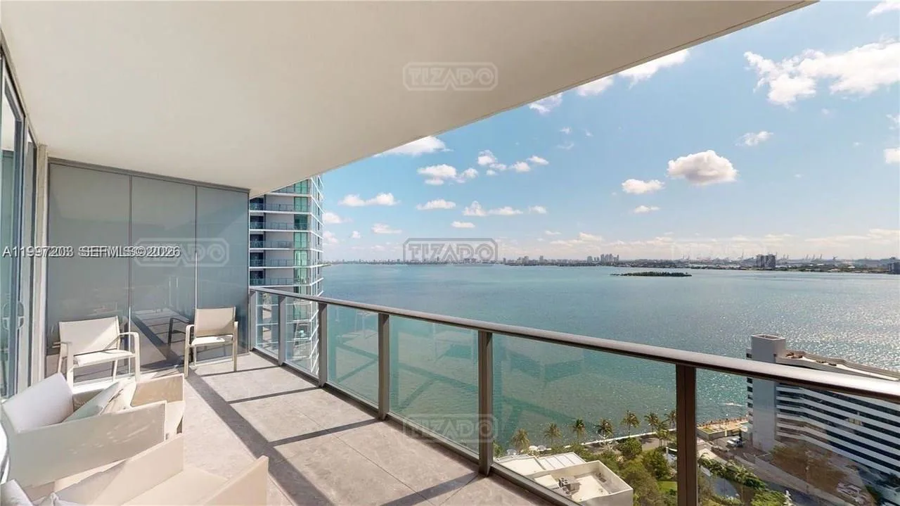 650 NE 32nd St 600 foto 3