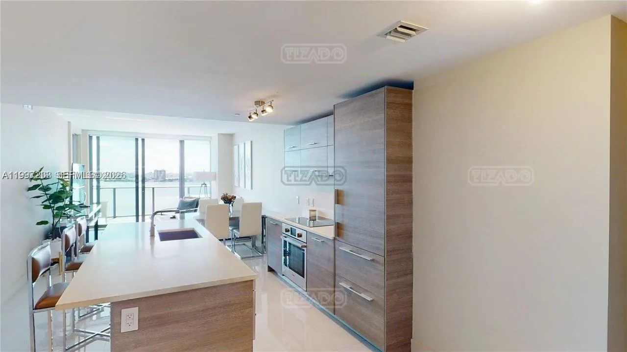 650 NE 32nd St 600 foto 4