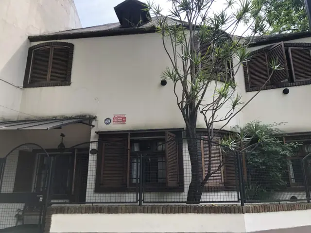 CASA 7 AMBIENTES CON PATIO Y TERRAZA CON PARRILLA, COCHERA P/AUTO GRANDE, EN CONESA AL 400, BARRIO DE COLEGIALES