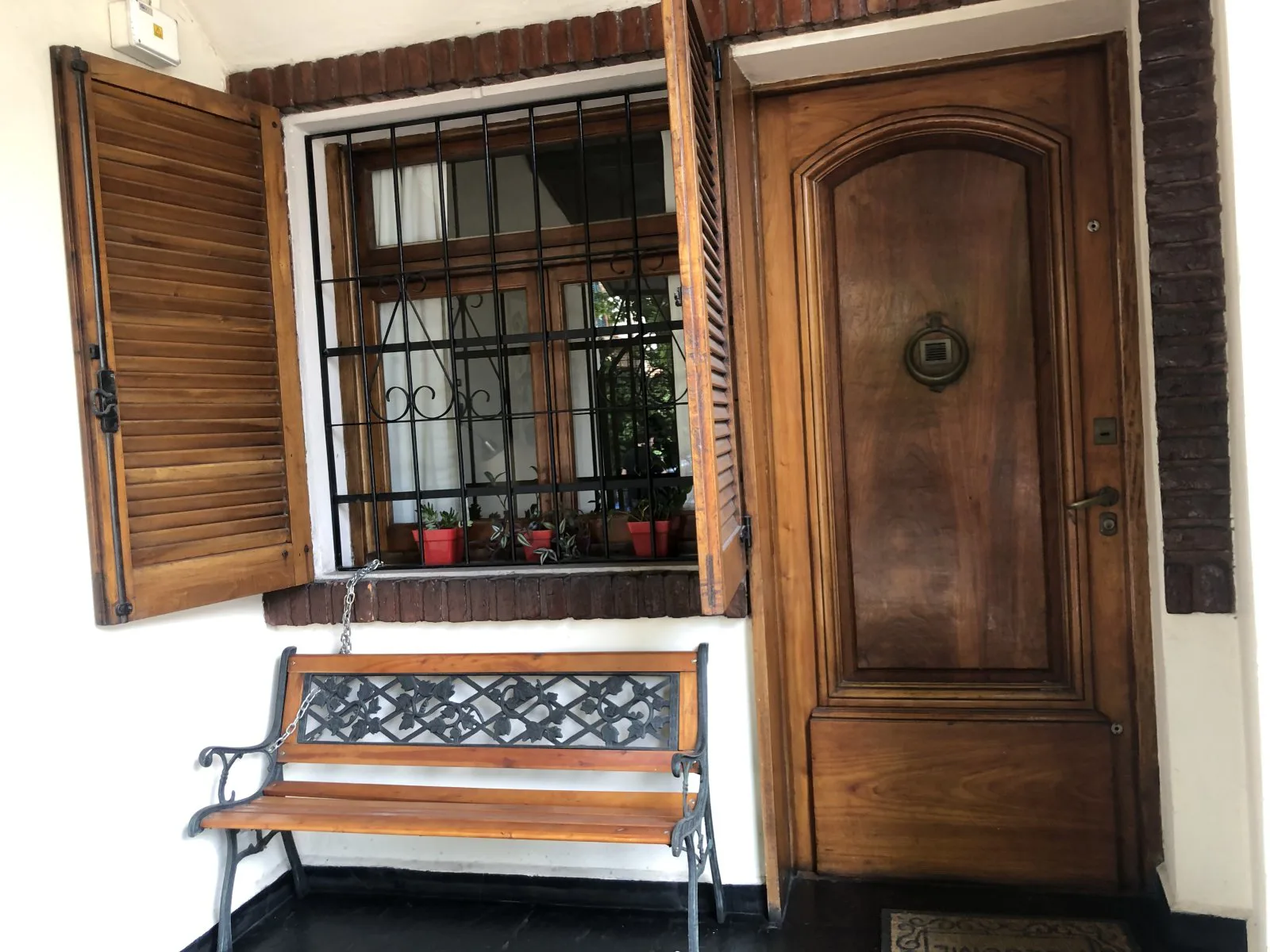 CASA 7 AMBIENTES CON PATIO Y TERRAZA CON PARRILLA, COCHERA P/AUTO GRANDE, EN CONESA AL 400, BARRIO DE COLEGIALES foto 3