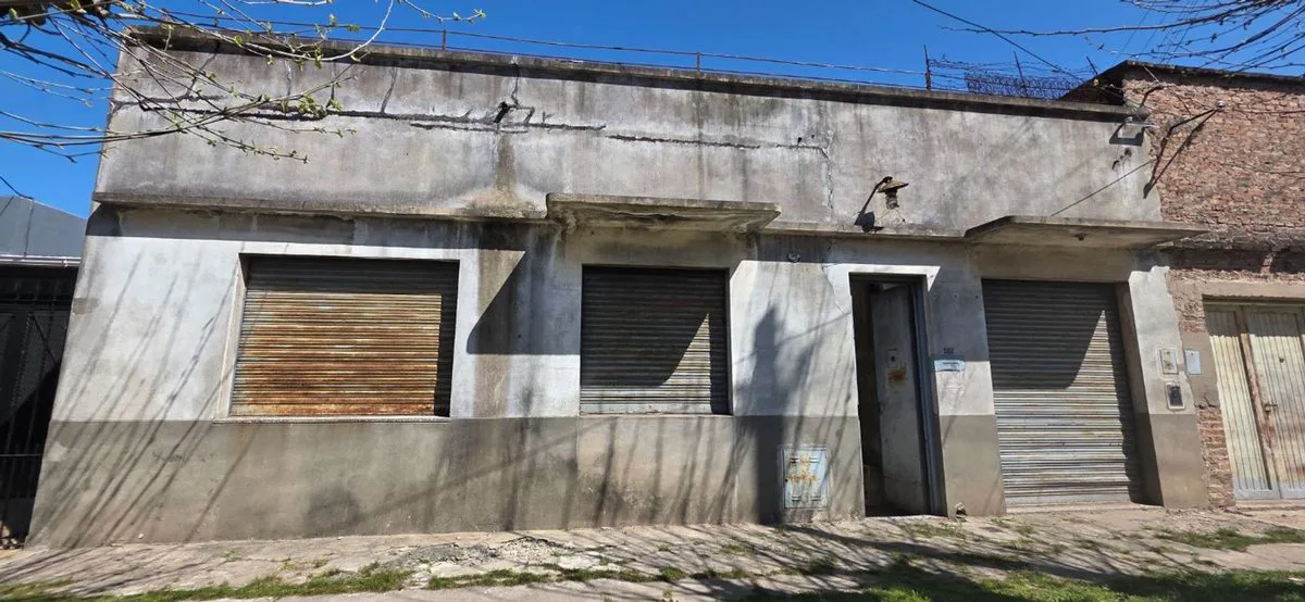 CASA A REFACCIONAR VENTA LLAVALLOL CON 2 LOCALES