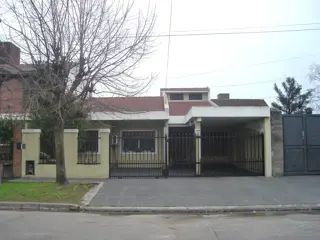 Chalet 7 amb. con quincho. Cerca de Acceso Oeste. foto 1