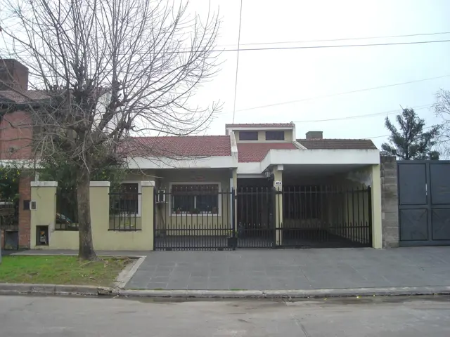 Chalet 7 amb. con quincho. Cerca de Acceso Oeste.