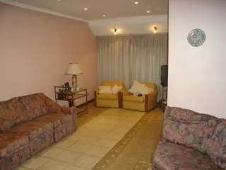 Chalet 7 amb. con quincho. Cerca de Acceso Oeste. foto 3