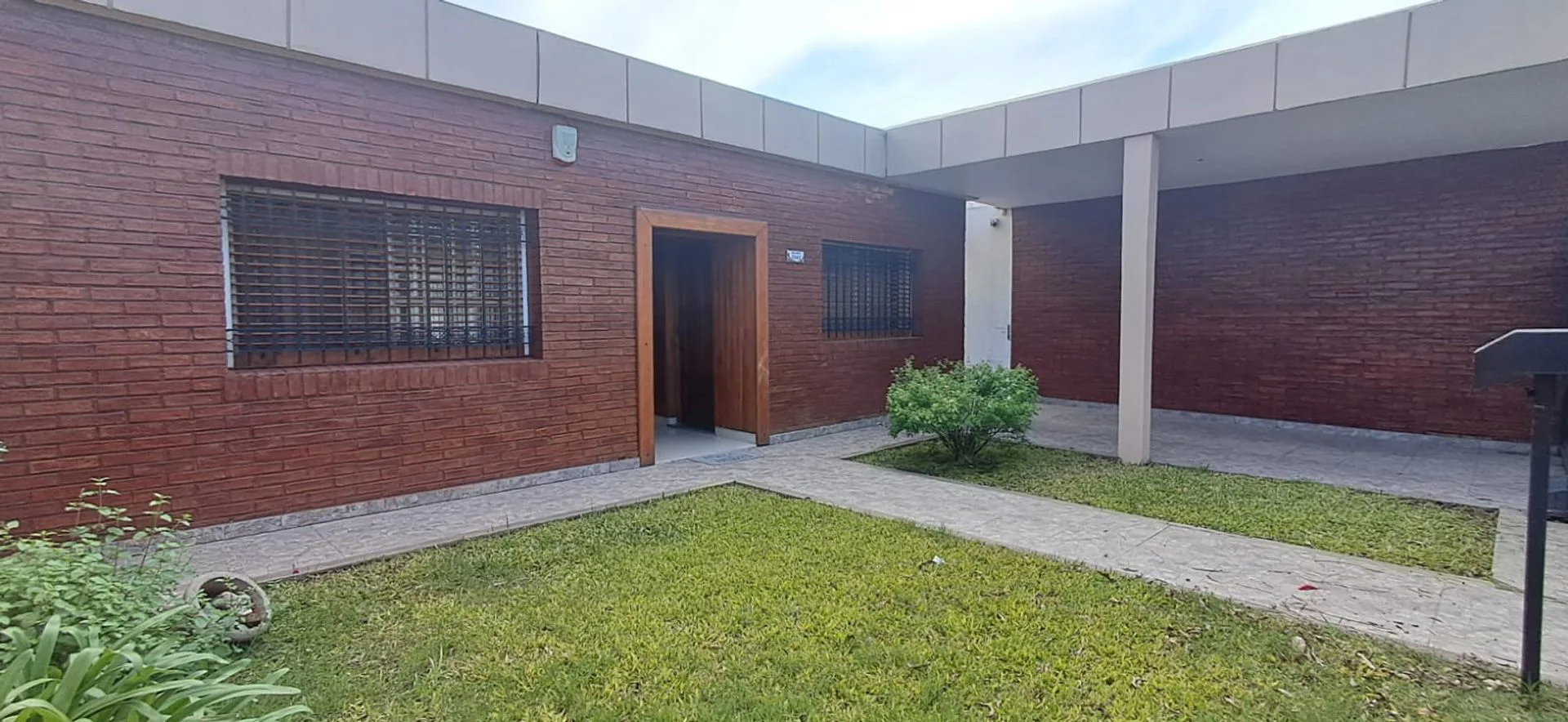 CASA 5 AMBIENTES, QUINCHO, JARDIN Y PILETA foto 2