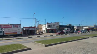 INMEJORABLE ESQUINA SOBRE COCURRIDA AVENIDA foto 2