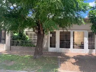Casa 3 amb.a reciclar con cochera y fondo en Bernal oeste foto 1
