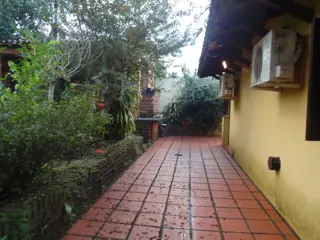 GUIDEK - STASIUK PROPIEDADES VENDE EXCELENTE CASA EN MUY BUENA UBICACION foto 2