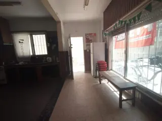 EXCELENTE PROPIEDAD EN BLOCK: LOCAL + VIVIENDA + GALPÓN AL FONDO, CON PATIO LIBRE Y ENTRADA DE AUTO PASANTE. foto 5