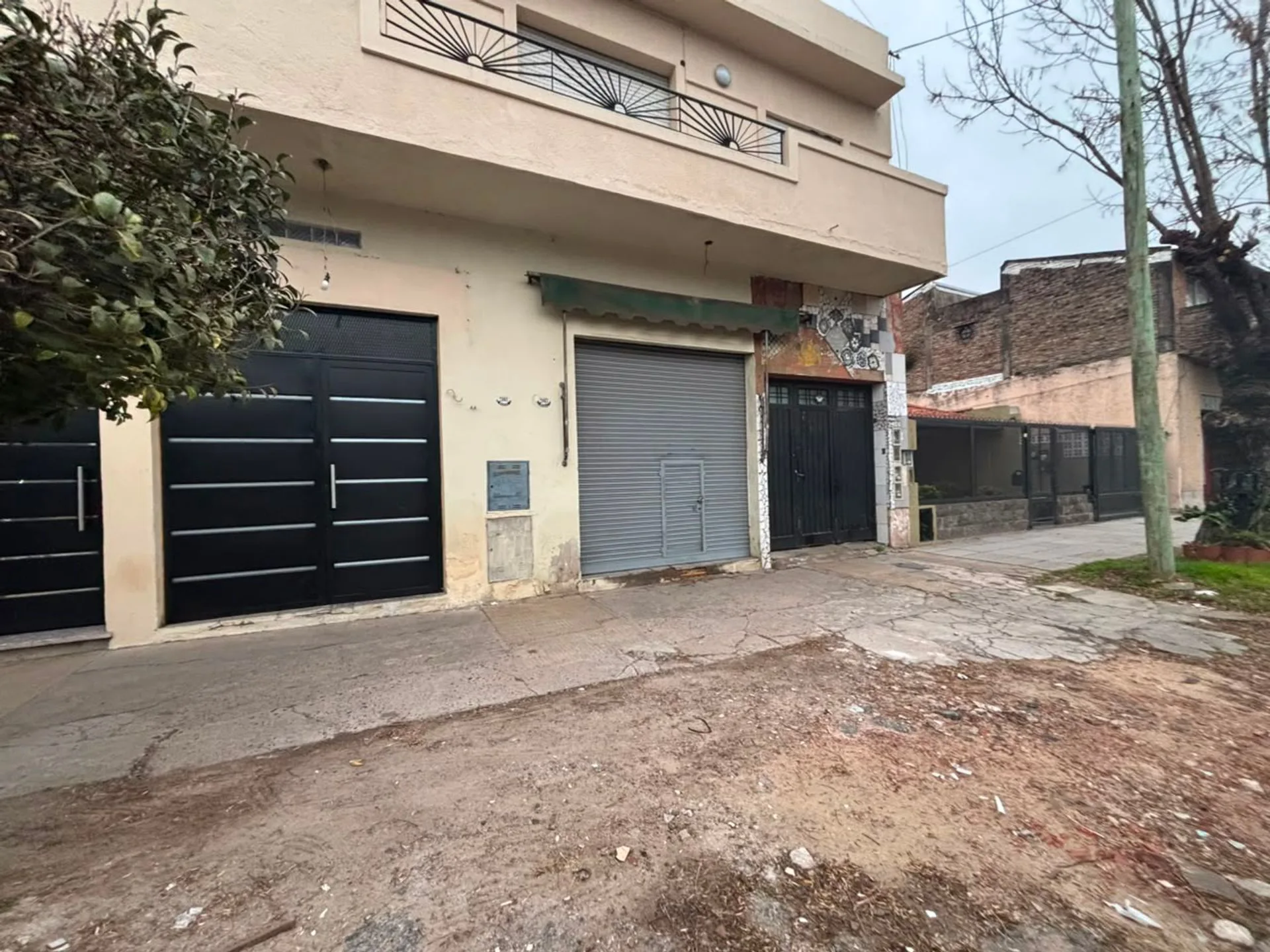 LOCAL COMERCIAL CON PATIO EXCELENTE UBICACIÓN foto 2