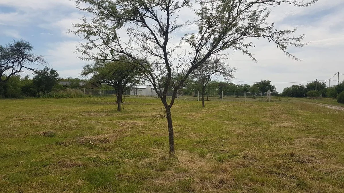 Lote de 1280 m2 en esquina ingreso a Villa Urquiza foto 4