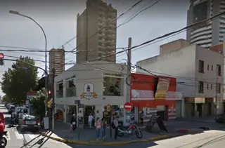 PROPIEDAD CÉNTRICA SOBRE AV PERÓN, ÚNICA ESQUINA EN VENTA foto 1