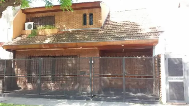 CHALET DE 4 AMBIENTES, EXCELENTE UBICACION.