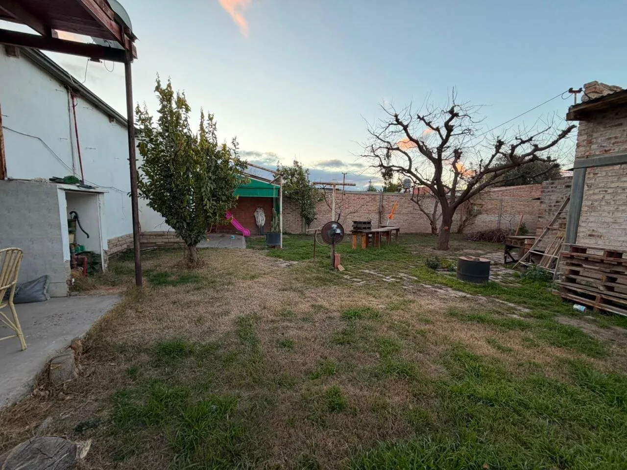VENDO CASA SOBRE DOS TERRENOS foto 3