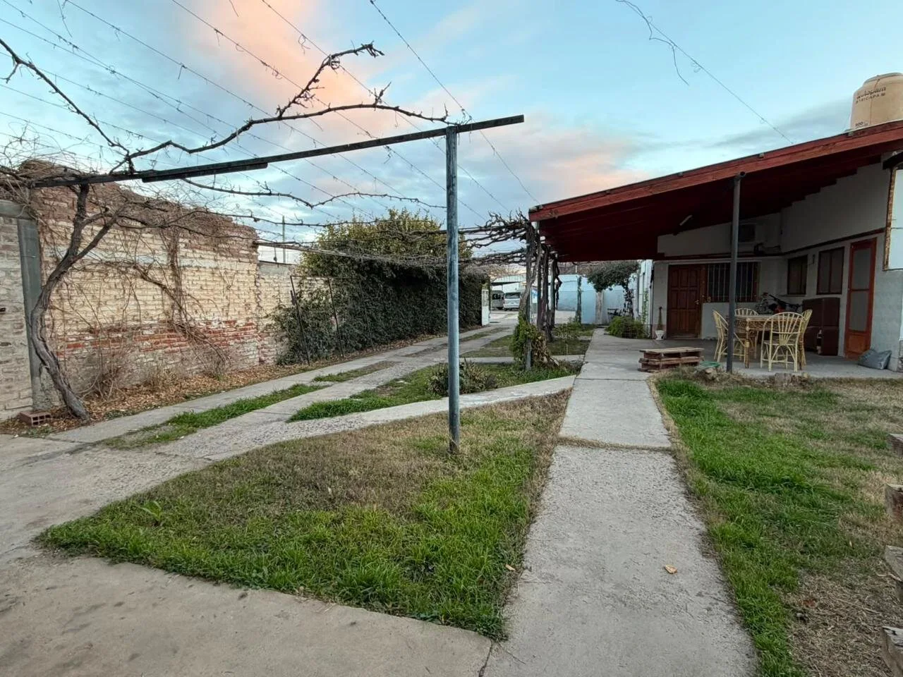 VENDO CASA SOBRE DOS TERRENOS foto 4