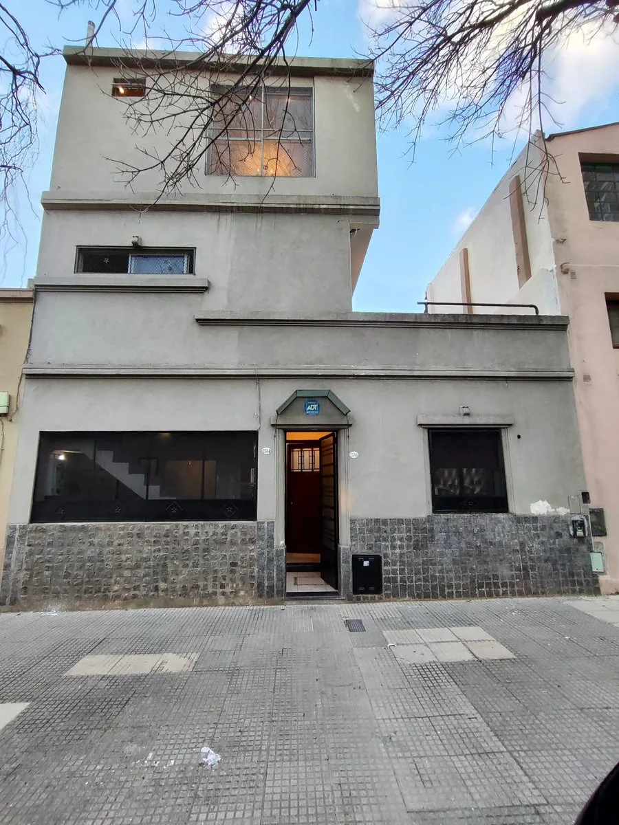 VENTA CASA CON DOS PH 2 PLANTAS VILLA GRAL MITRE foto 3