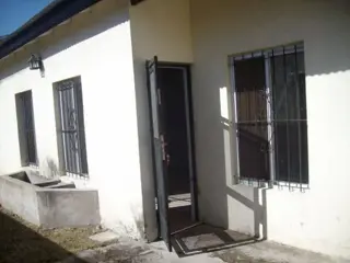 BURZACO: MUY LINDA CASA, 2 DORMITORIOS, CON GARAGE PASANTE, FONDO foto 1