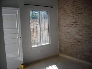 BURZACO: MUY LINDA CASA, 2 DORMITORIOS, CON GARAGE PASANTE, FONDO foto 2