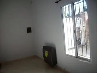 BURZACO: MUY LINDA CASA, 2 DORMITORIOS, CON GARAGE PASANTE, FONDO foto 4