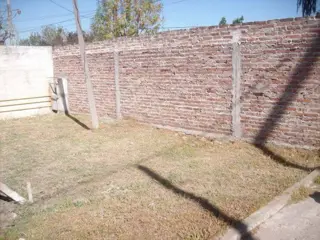 BURZACO: MUY LINDA CASA, 2 DORMITORIOS, CON GARAGE PASANTE, FONDO foto 5