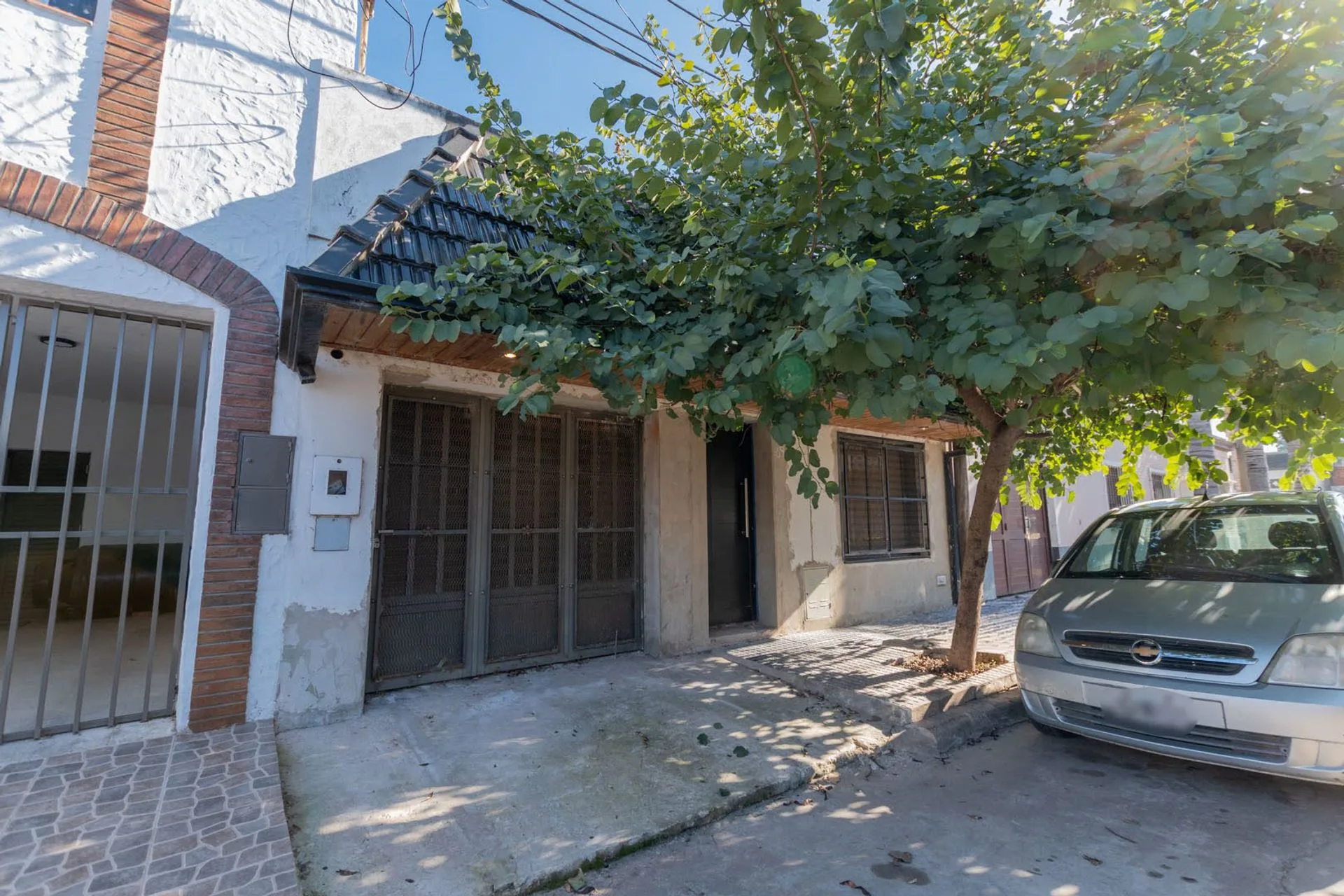 CASA CON AMPLIOS AMBIENTES EN BARRIO CANDIOTI foto 3
