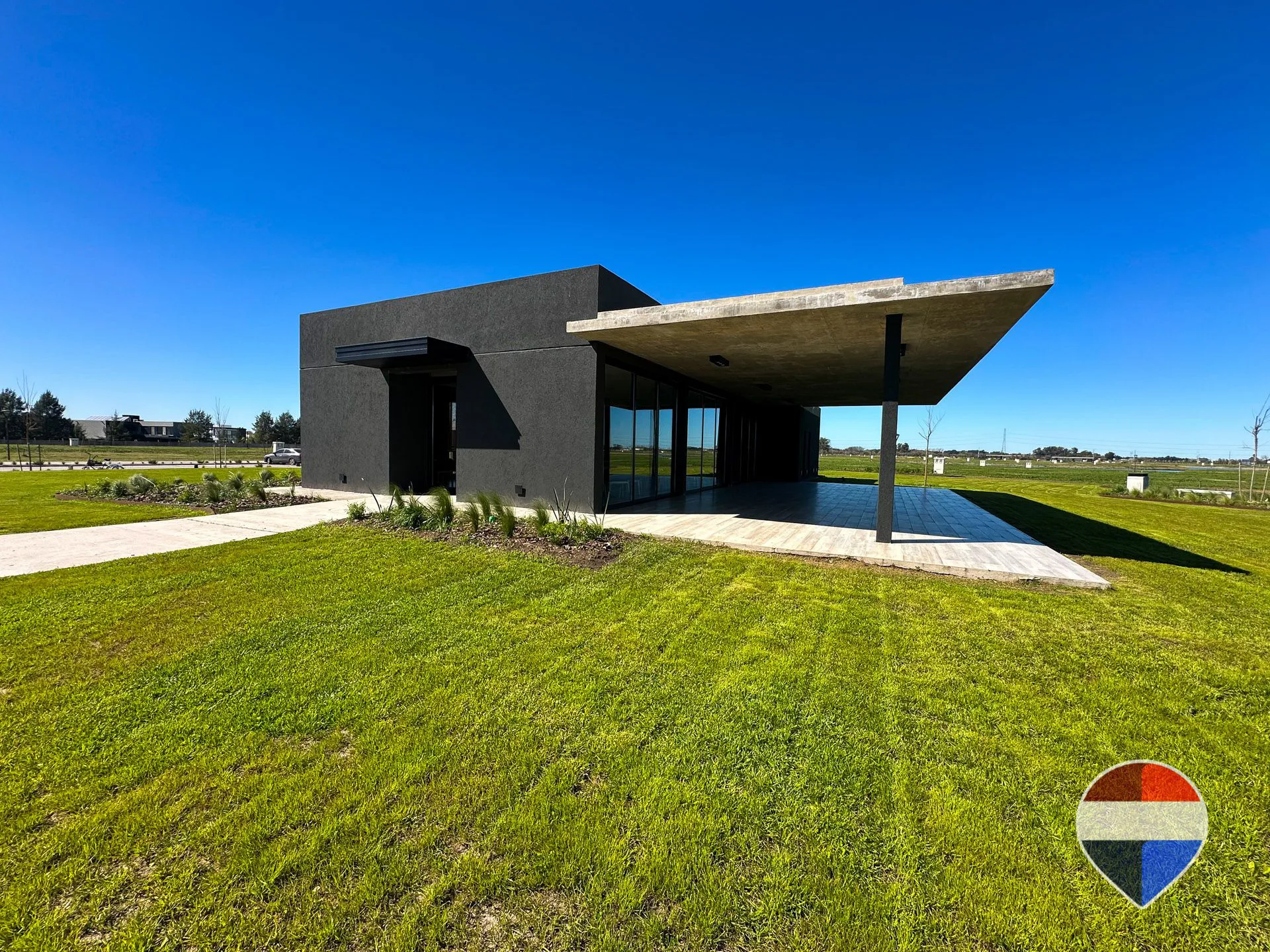 LOTE EN VENTA BARRIO DAMASIA AL SUR FONDO A LAGUNA foto 3