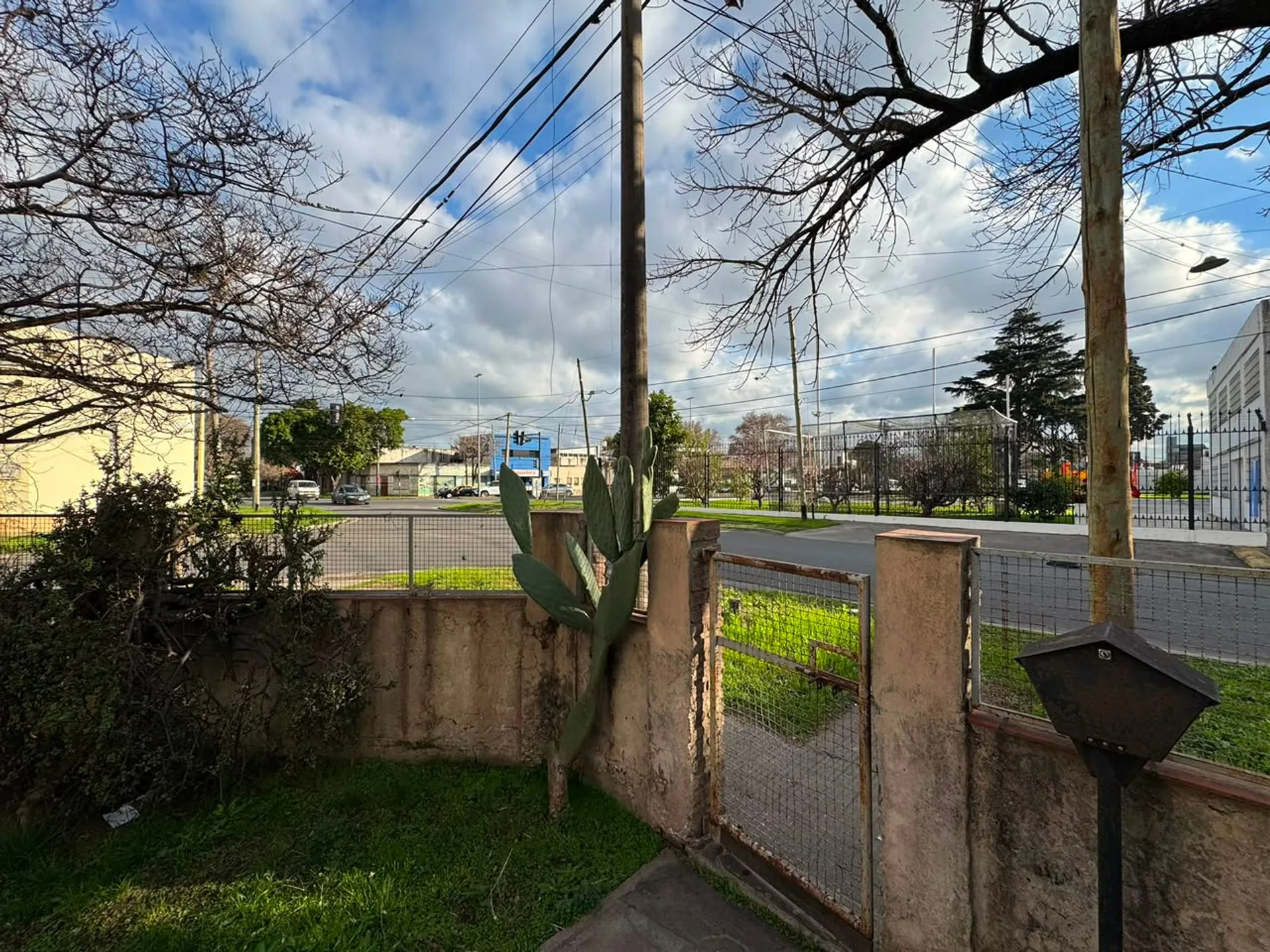 VENTA CASA A RECICLAR EN IMPORTANTE ESQUINA foto 3