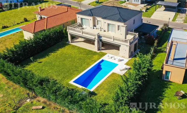 Casa en venta en Haras Santa María con 4 dormitorios.