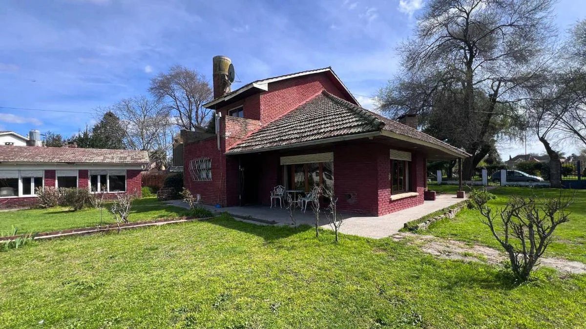 Venta Casa 4 ambientes con parque y pileta