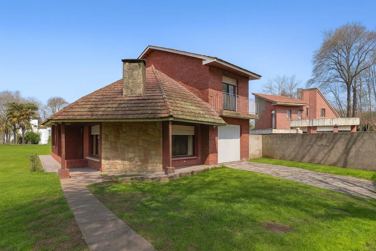 Venta Casa 4 ambientes con parque y pileta foto 2