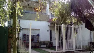 CASA-CUATRO DORM-PILETA-QUINCHO-APTO CREDITO-TOMA DPTO DOS AMB.- foto 1