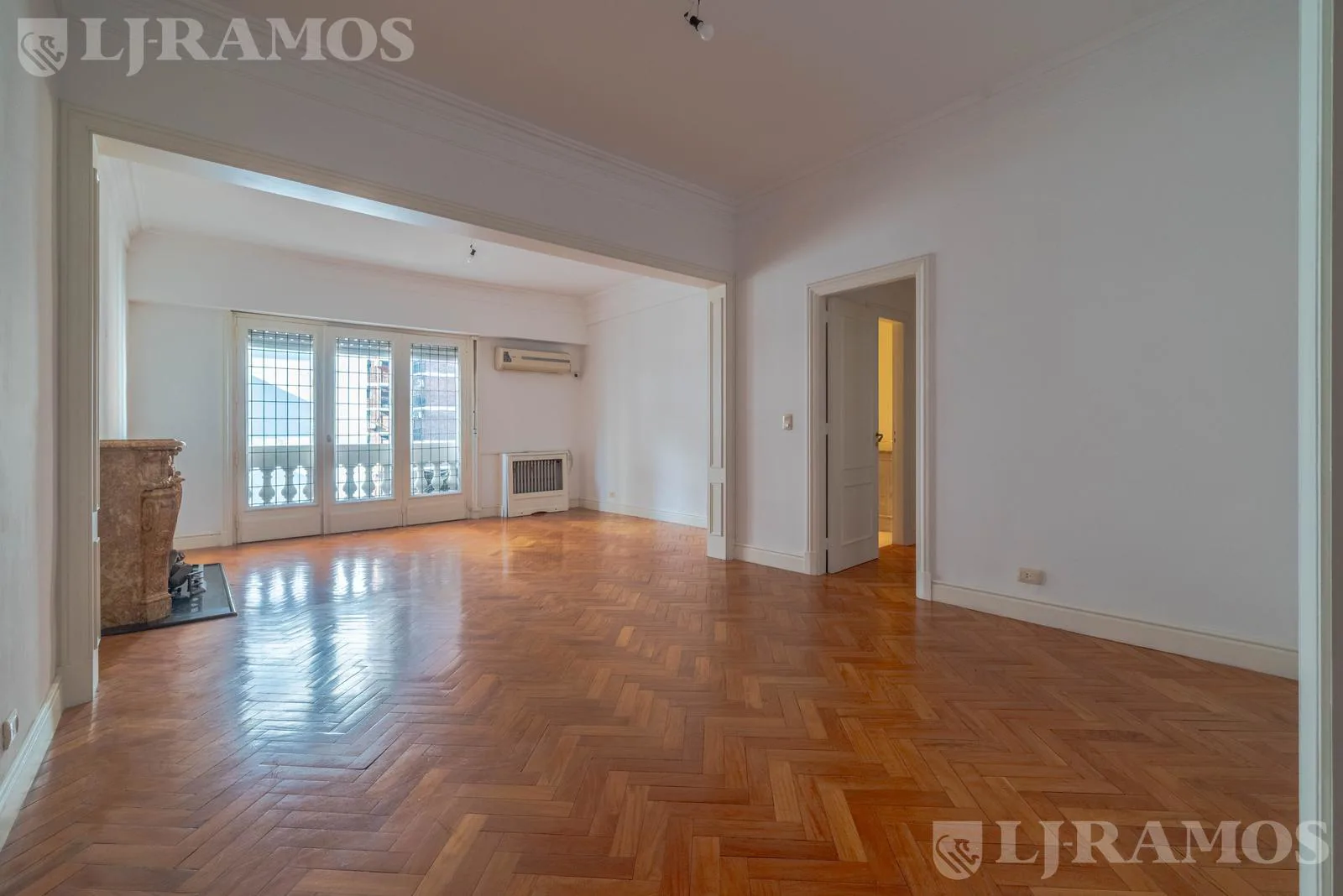 VENTA. SEMIPISO IMPECABLE BARRANCAS DE BELGRANO CON COCHERA E. foto 2